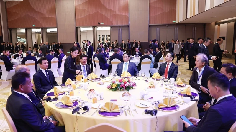 Prime Ministers of Vietnam Pham Minh Chinh, Laos Sonexay Siphandone, and Cambodia Samdech Thipadei Hun Manet have a working breakfast and special exchange with representatives from the ASEAN Business Advisory Council ASEAN BAC) in Vientiane on October 10 (Photo: VNA)