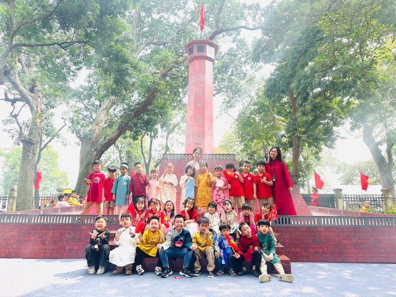 Teachers and students from Trang An Primary School in Hoan Kiem District, Hanoi, visit the interactive exhibition commemorating the 70th anniversary of Hanoi’s Liberation Day at Nhan Dan Newspaper's headquarters.