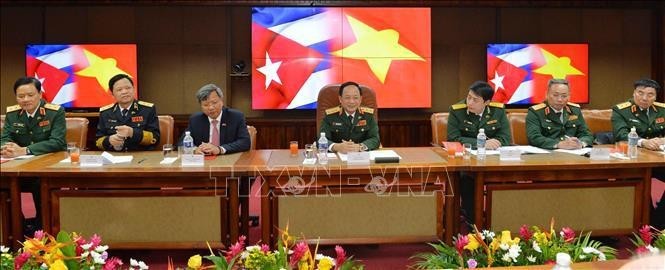 At the talks between Sen. Lieut. Gen. Trinh Van Quyet, secretary of the Communist Party of Vietnam Central Committee and head of the General Department of Politics and Sen. Lieut. Gen. Álvaro López Miera, member of the Politburo of the Communist Party of Cuba, Minister of the Cuban Revolutionary Armed Forces. (Photo: VNA) 