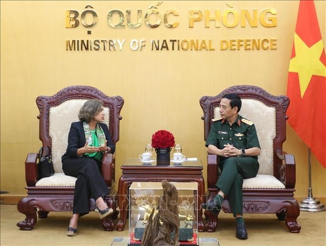 Minister of National Defence Gen. Phan Van Giang (R) and Spanish Ambassador to Vietnam Carmen Cano De Lasala (Photo: VNA)