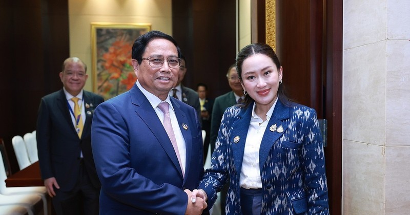 Vietnamese Prime Minister Pham Minh Chinh (left) and his Thai counterpart Paetongtarn Shinawatra meet on the sidelines of the 44th and 45th ASEAN Summits and Related Summits in Vientiane, Laos, on October 9. (Photo: VNA)