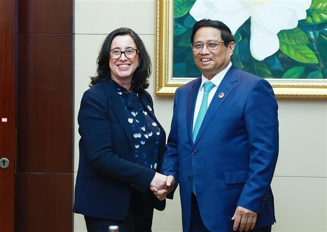 Prime Minister Pham Minh Chinh (R) and WB Vice President for East Asia and Pacific Manuela Ferro. (Photo: VNA) 