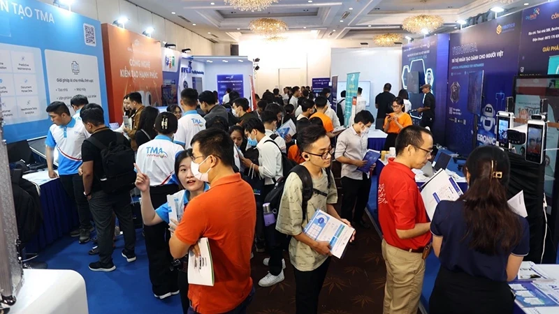 The Vietnam AI Day attracts many visitors to experience AI-based products.