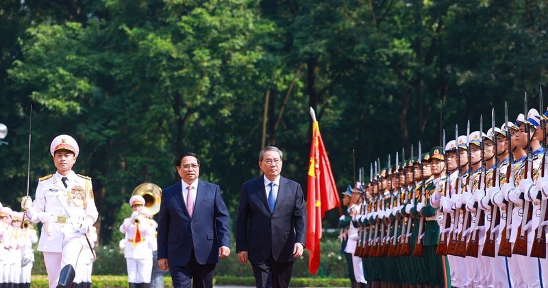 Prime Minister Pham Minh Chinh and Chinese Premier Li Qiang review the Guard of Honour of the Vietnam People's Army. (Photo: VNA)