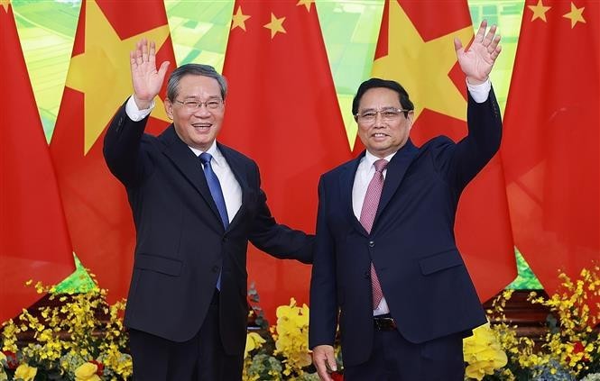 Vietnamese Prime Minister Pham Minh Chinh (R) and Chinese Premier Li Qiang take a photo before holding talks. (Photo: VNA)