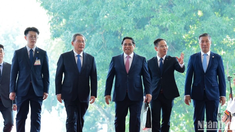 Prime Minister Pham Minh Chinh welcomes Chinese Premier Li Qiang.