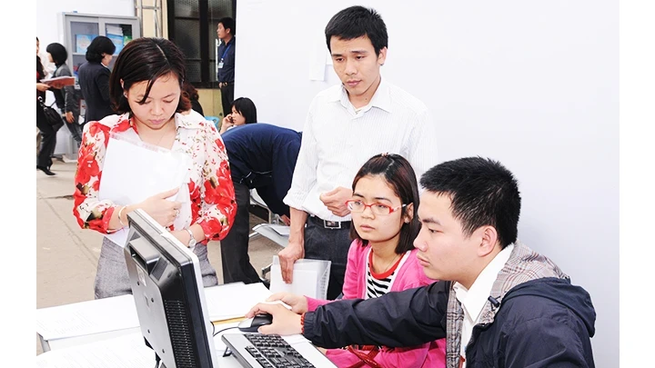 Residents are given guidance on tax declaration at the Hanoi Tax Department. (Photo: NAM ANH)