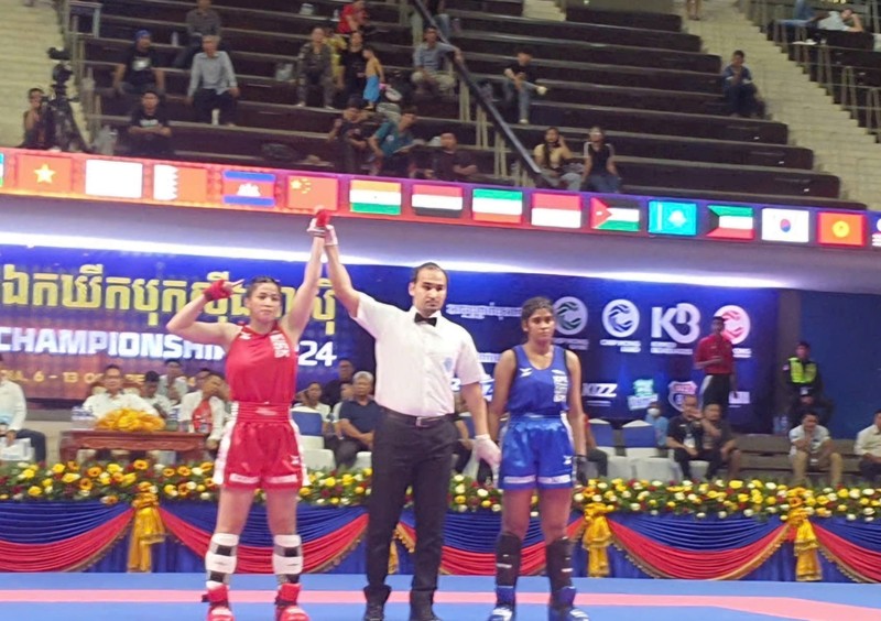 Kickboxer Phung Thi Hong Tham secures the 11th gold medal for the Vietnamese team. (Photo: Ngoc Hai/hanoimoi.vn)