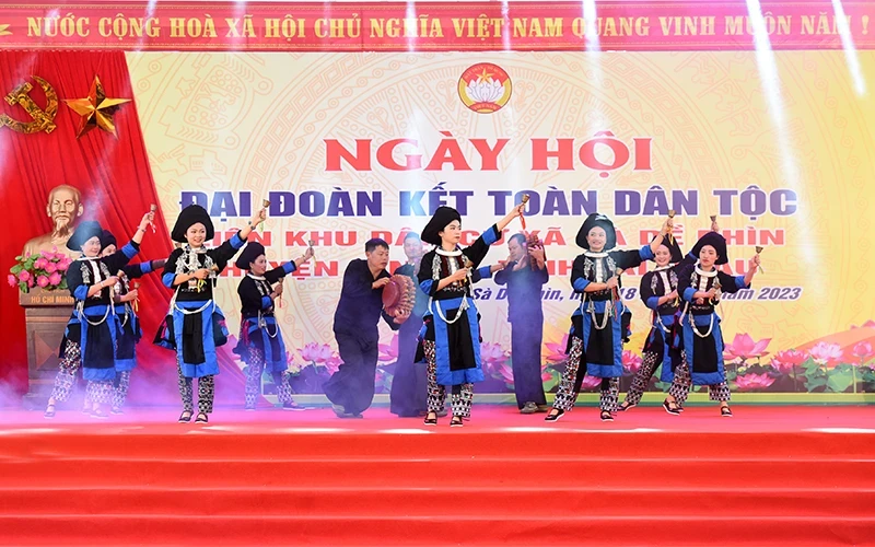 An art programme at the Great National Solidarity Day in Sa De Phin Commune, Sin Ho District, Lai Chau Province. (Photo: TRAN HAI)