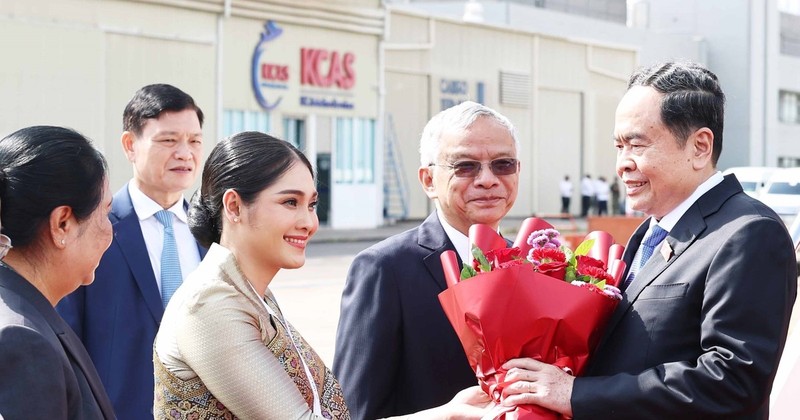 National Assembly Chairman Tran Thanh Man is greeted at Wattay International Airport in Vientiane, Laos. (Photo: VNA)