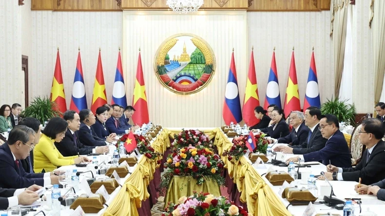 The meeting between Vietnamese NA Chairman Tran Thanh Man and Lao Prime Minister Sonexay Siphandone in Vientiane on October 17 (Photo: VNA) 