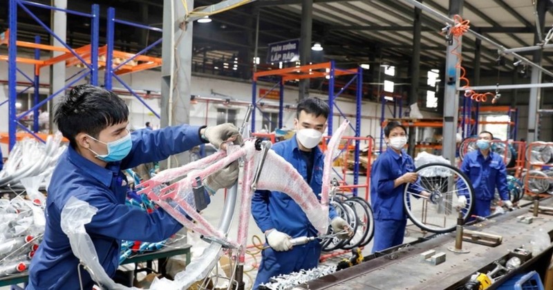 Workers assemble bicycles at the Thong Nhat Hanoi Joint Stock Company (Photo: VNA)