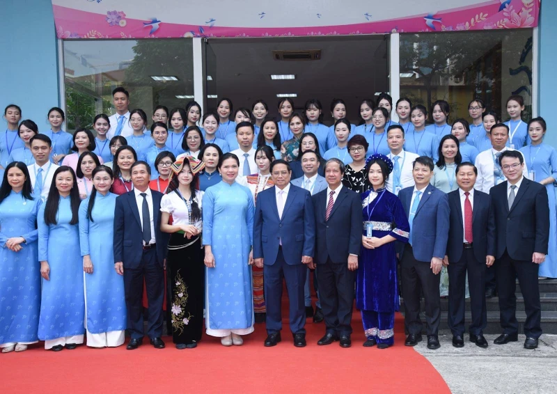 Prime Minister Pham Minh Chinh and female delegates (Photo: NDO)