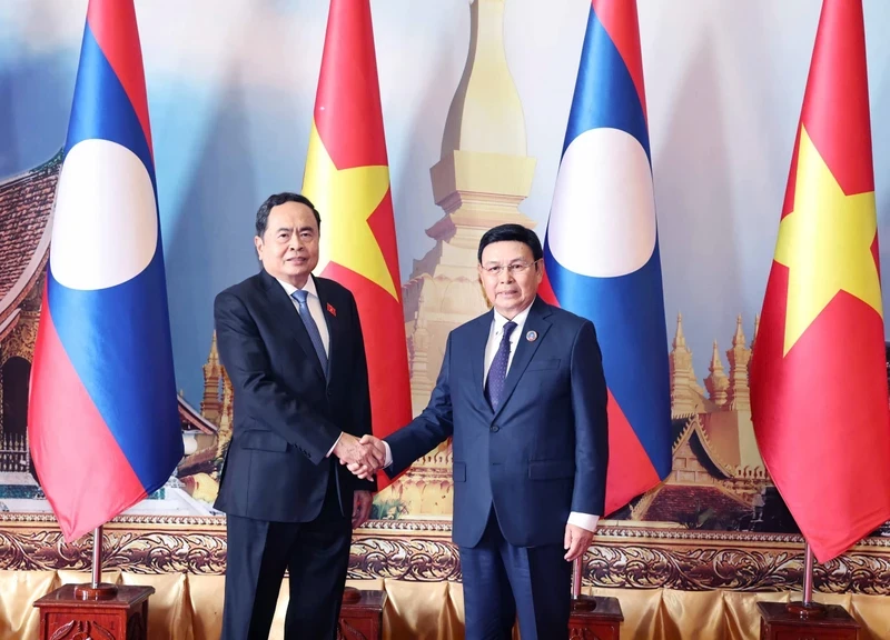 National Assembly Chairman Tran Thanh Man (L) meets his Lao counterpart Saysomphone Phomvihane in Vientiane on October 17. (Photo: VNA) 