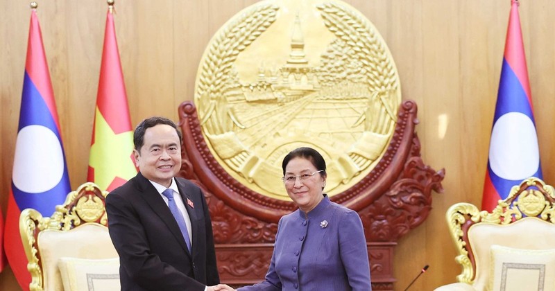 Chairman of the Vietnamese National Assembly Tran Thanh Man (L) and Vice President and former Chairwoman of the Lao NA Pany Yathotou at their meeting in Vientiane on October 17. (Photo: VNA) 