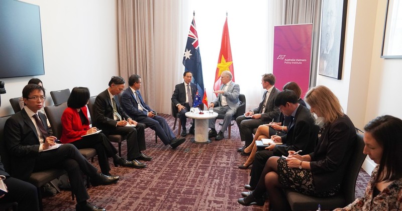 Deputy Prime Minister and Minister of Foreign Affairs Bui Thanh Son holds a working session with Australian Minister for Trade and Tourism Don Farrell in Adelaide city, South Australia on October 17. (Photo: VNA)