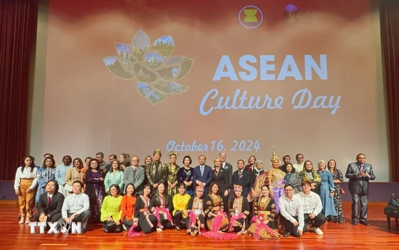 ASEAN Ambassadors and their spouses pose for a photo with the guests at the event. (Photo: VNA)