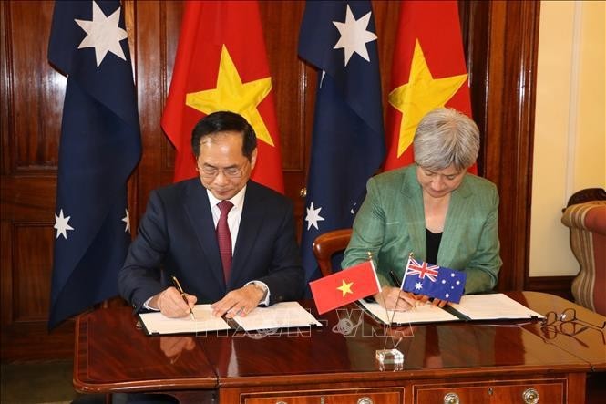 Vietnamese Deputy Prime Minister and Minister of Foreign Affairs Bui Thanh Son (left) and Australian Minister for Foreign Affairs Penny Wong sign an action programme to implement the Comprehensive strategic partnership for 2024 – 2027. (Photo: VNA) 