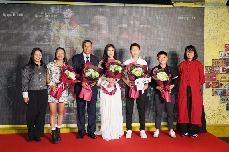 Representatives from the Vietnam Women’s Football teams and director Nguyen Thi Tham at the film premiere. (Photo: VFF)