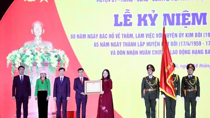 Vice President Vo Thi Anh Xuan presents the Third-Class Labour Order to the Party, authorities and people of Kim Boi District.