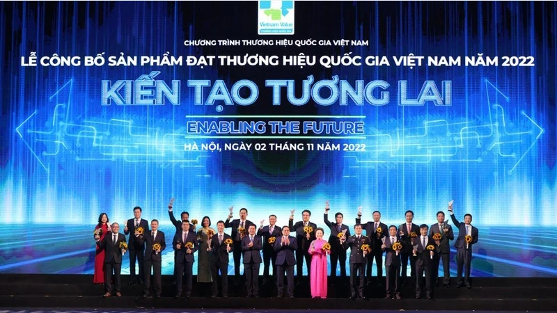 Prime Minister Pham Minh Chinh and enterprises achieving Vietnam National Brand title in 2022. 