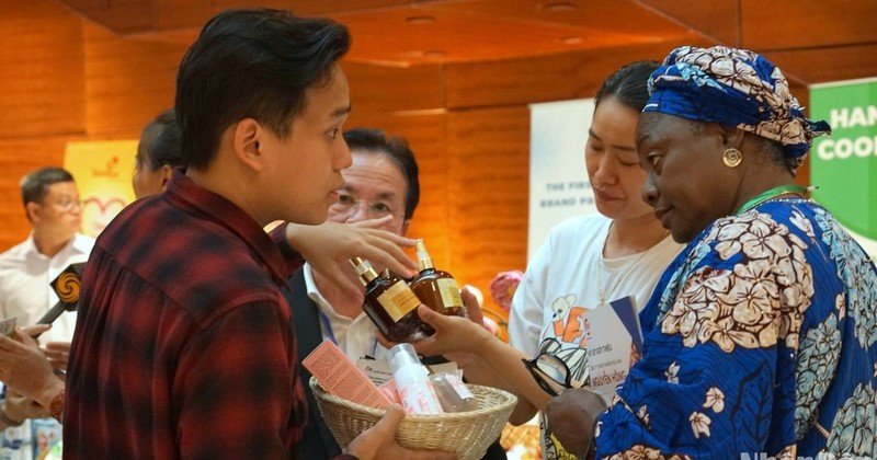 Representatives from businesses introduce Vietnamese products to Halal market partners. (Illustration photo: TRUNG HUNG)