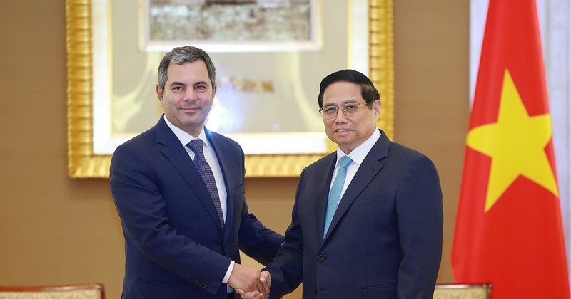 PM Pham Minh Chinh (R) shakes hands with Chairman of Prime Group Tamer Wagih Salem on October 27. (Photo: VNA)