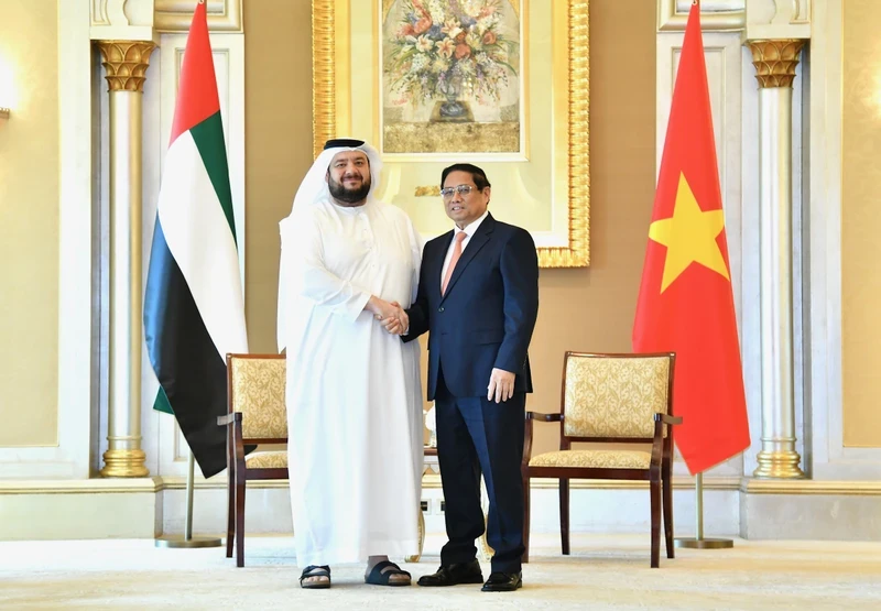 Prime Minister Pham Minh Chinh (R) and UAE Minister of Investment Mohamed bin Hassan Alsuwaidi. (Photo: NDO)