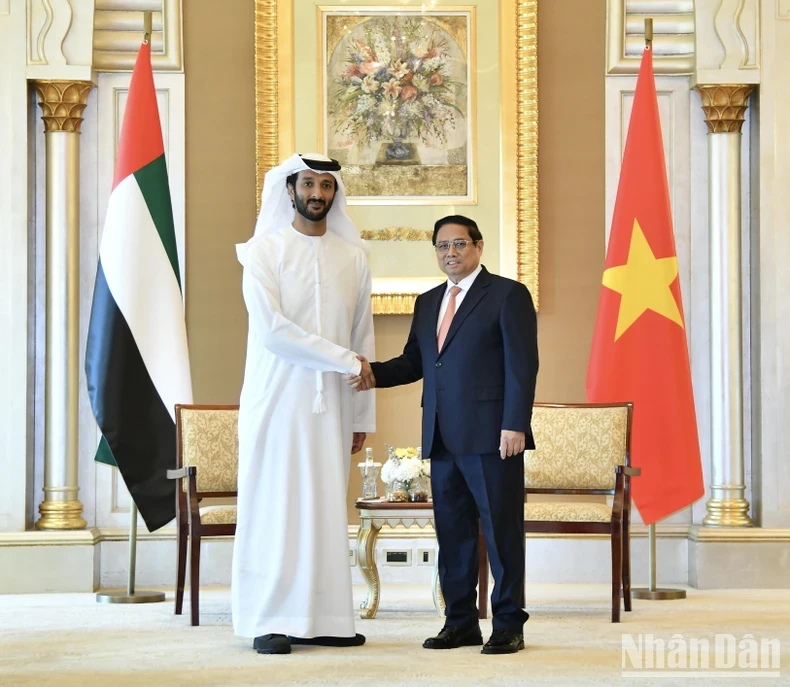 Prime Minister Pham Minh Chinh (R) hosts a reception for UAE Minister of Economy Abdulla Bin Touq Al Marri in Abu Dhabi on October 28. (Photo: NDO)