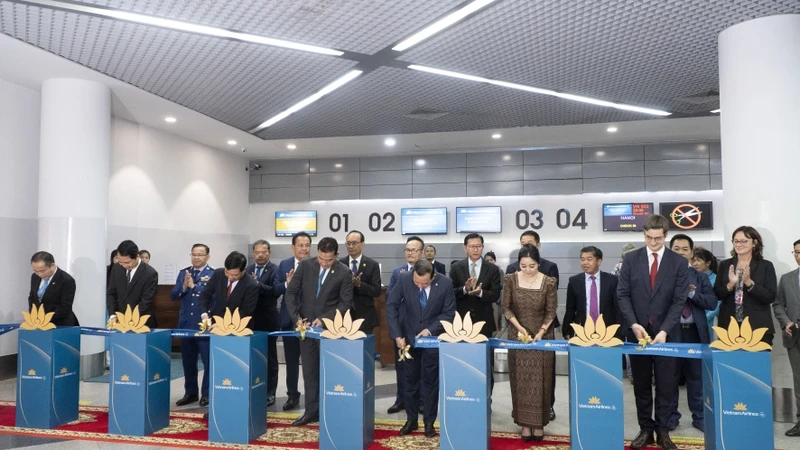 The ribbon-cutting ceremony to officially open the Hanoi-Phnom Penh direct flight route. (Photo: Nguyen Hiep)