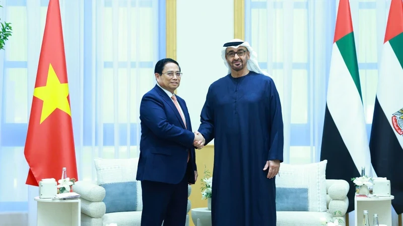 Prime Minister Pham Minh Chinh (L) shakes hands with President of the United Arab Emirates (UAE) Sheikh Mohammed bin Zayed Al Nahyan (Photo: VNA)