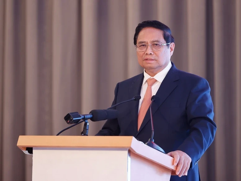 Prime Minister Pham Minh Chinh speaks at the Vietnam- United Arab Emirates (UAE) business roundtable in Dubai on October 28 (local time). (Photo: VGP)