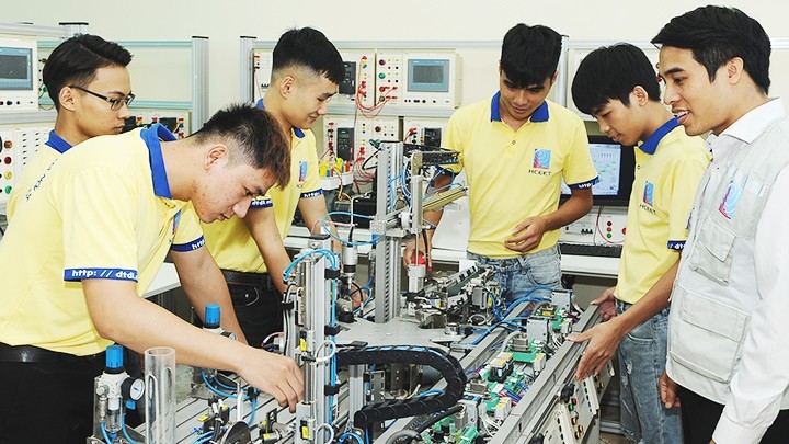 Breakthrough policies and solutions for high-quality human resource development need to be developed to meet growth demand. (Photo: Hai Nam)