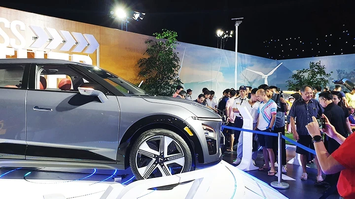 VinFast introduces electric cars. Photo: HAI NAM