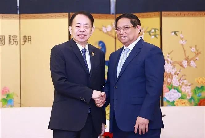 Prime Minister Pham Minh Chinh (R) receives ADB President Masatsugu Asakawa (Photo: VNA) 