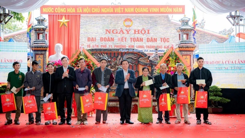 Prof. Dr Nguyen Xuan Thang, Politburo member, Director of the HCMA, and Chairman of the Central Theory Council, presents gifts to policy-beneficiary families.