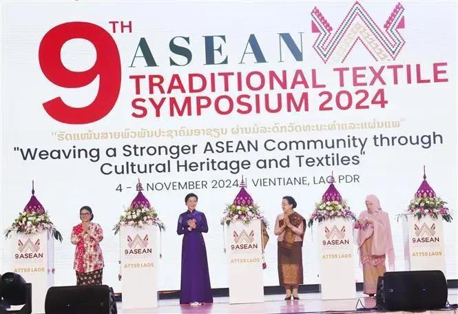 Ngo Phuong Ly (second from left), spouse of Vietnam’s Party General Secretary To Lam, and other ladies at the opening ceremony of the 9th ASEAN Traditional Textile Symposium. (Photo: VNA)