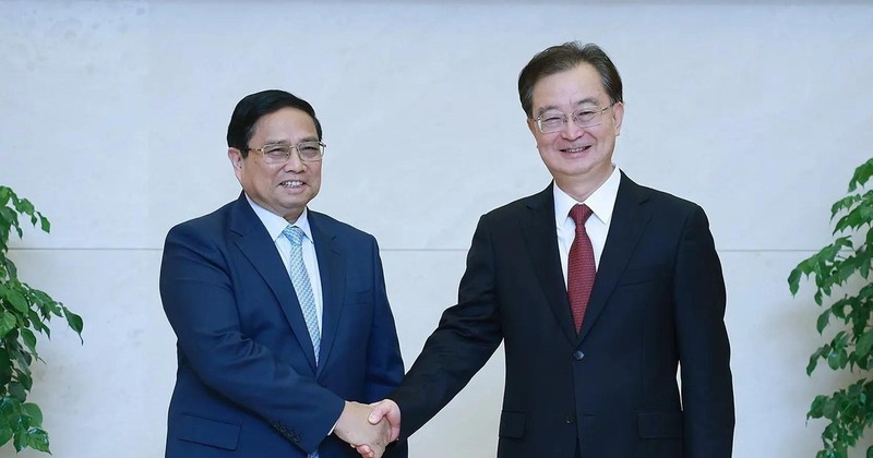 Prime Minister Pham Minh Chinh (left) receives Wang Ning, member of the Communist Party of China Central Committee and Secretary of the Yunnan provincial Party Committee, in Kunming city on November 6. (Photo: VNA) 