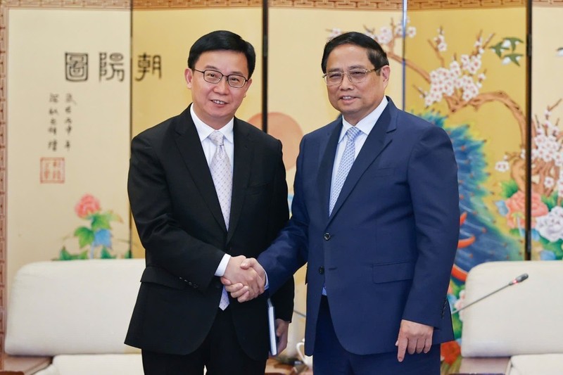 PM Pham Minh Chinh (right) receives Wei Yingbiao, Deputy General Manager of the Commercial Aircraft Corporation of China, Ltd. (COMAC), in Kunming city on November 6. (Photo: VNA) 