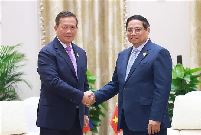 Vietnamese Prime Minister Pham Minh Chinh (right) meets with his Cambodian counterpart Hun Manet in Kunming city on November 6. (Photo: VNA) 