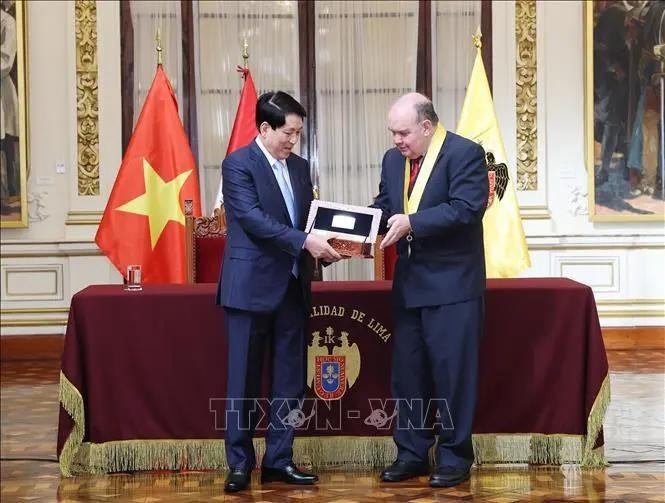 Mayor of Peru's capital Lima Rafael Lopez Aliaga presents the token key to the city to State President Luong Cuong (L) on November 14. (Photo: VNA) 