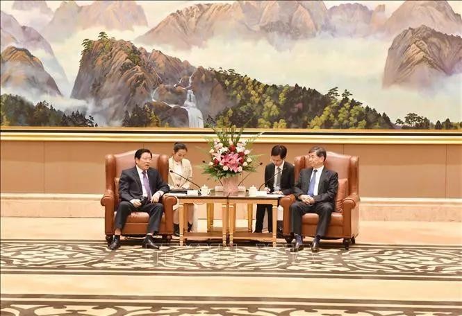 Politburo member, Secretary of the CPV Central Committee and Chairman of its Commission for Internal Affairs Phan Dinh Trac (L) meets Zhou Zuyi, member of the Communist Party of China (CPC) Central Committee and Secretary of the Fujian provincial Party Committee (Photo: VNA) 