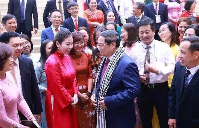 Prime Minister Pham Minh Chinh meets with outstanding teachers across the country in 2024 on the occasion of the anniversary of Vietnamese Teachers' Day (November 20). (Photo: VNA) 