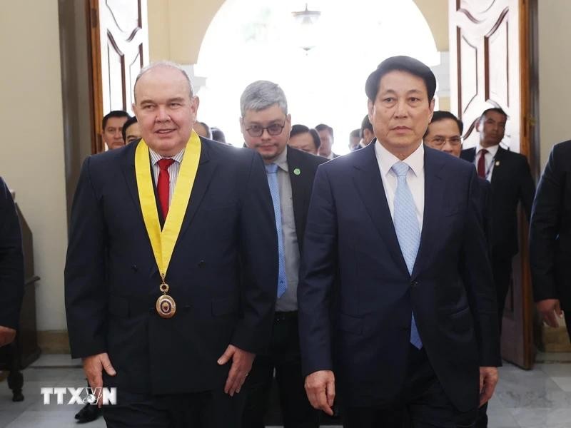 Lima Mayor Rafael Lopez welcomes President Luong Cuong. 