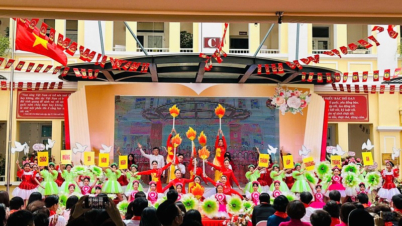 An art performance at the ceremony to celebrate the 30th founding anniversary of Trang An High-Quality Primary School. 