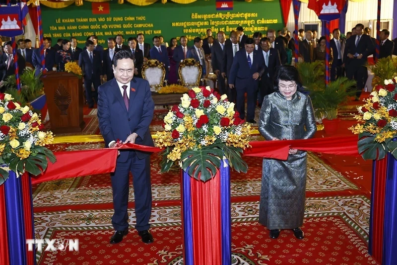 Chairman of the Vietnamese National Assembly Tran Thanh Man (L) and President of the Cambodian National Assembly Samdech Khuon Sudary cut the ribbon to inaugurate the Cambodian National Assembly's administrative building. (Photo: VNA) 