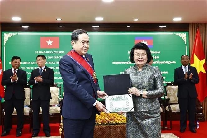 President of the Cambodian National Assembly (NA) Samdech Khuon Sudary (right), on behalf of the State of Cambodia, awards the Royal Order of Sahametrei (The Grand Cross) to Chairman of the Vietnamese NA Tran Thanh Man. (Photo: VNA) 