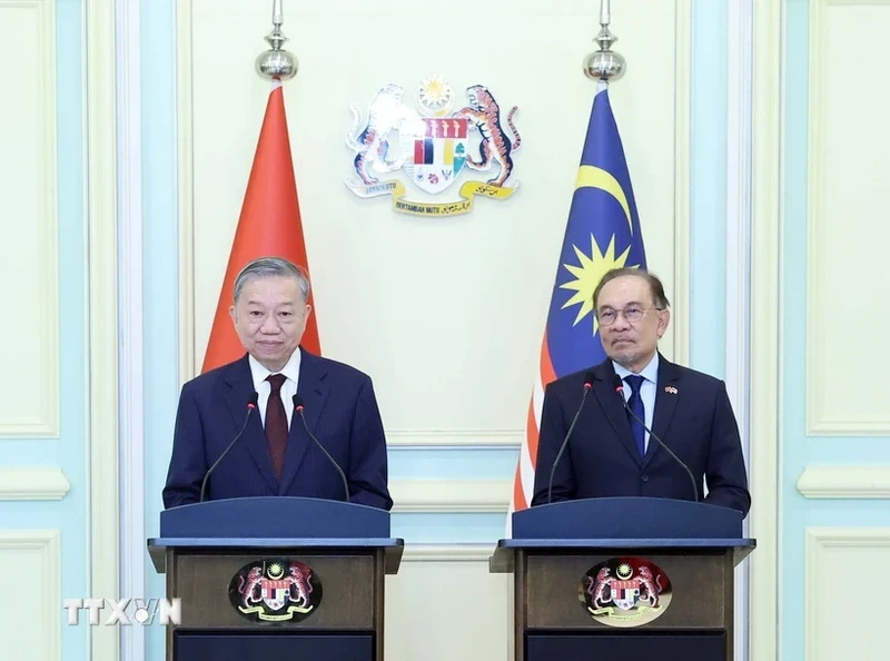 Vietnamese Party General Secretary To Lam (L) and Malaysian Prime Minister Anwar Ibrahim meet the press (Photo: VNA) 