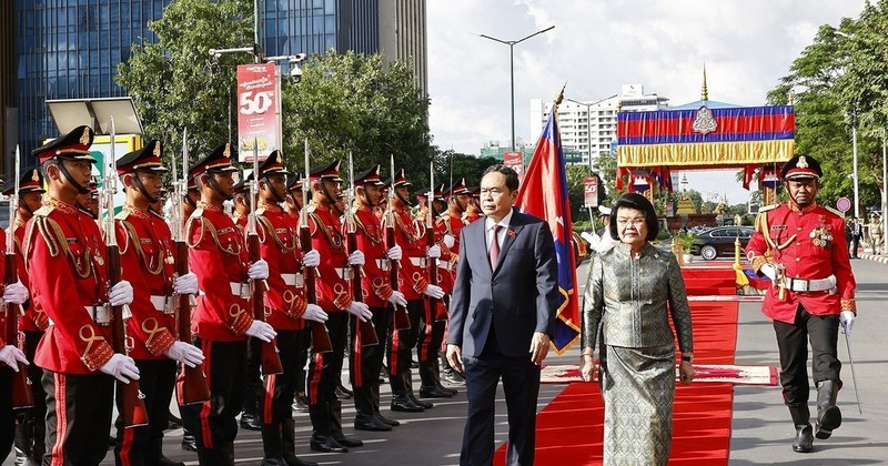 President of the Cambodian National Assembly (NA) Samdech Khuon Sudary (R) chairs a solemn welcome ceremony in Phnom Penh on November 21 afternoon for NA Chairman Tran Thanh Man. (Photo: VNA) 