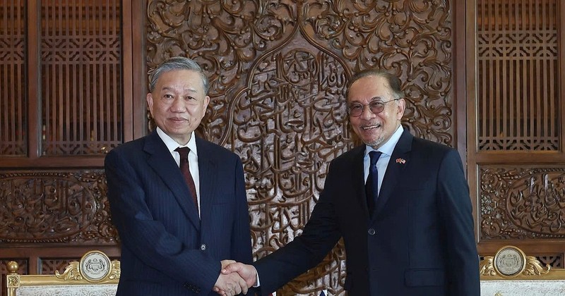 General Secretary of the Communist Party of Vietnam (CPV) Central Committee To Lam (L) and Malaysian Prime Minister Anwar Ibrahim. (Photo: VNA) 